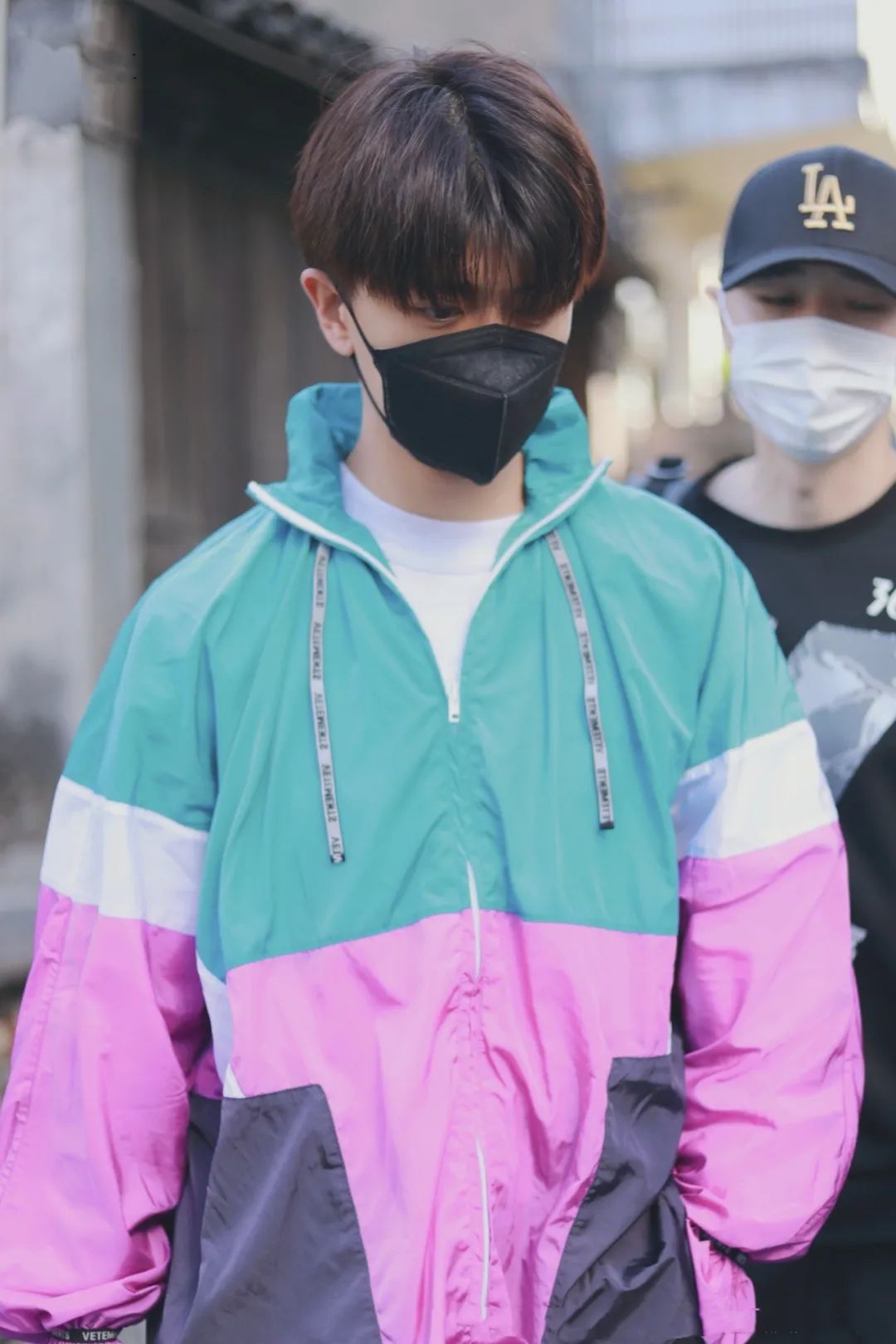 衣品超级好的男明星,王嘉尔穿的蔡徐坤同款衣服