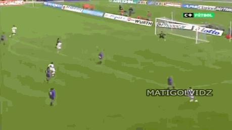 支点中锋踢前腰,足球支点中锋的位置和打法