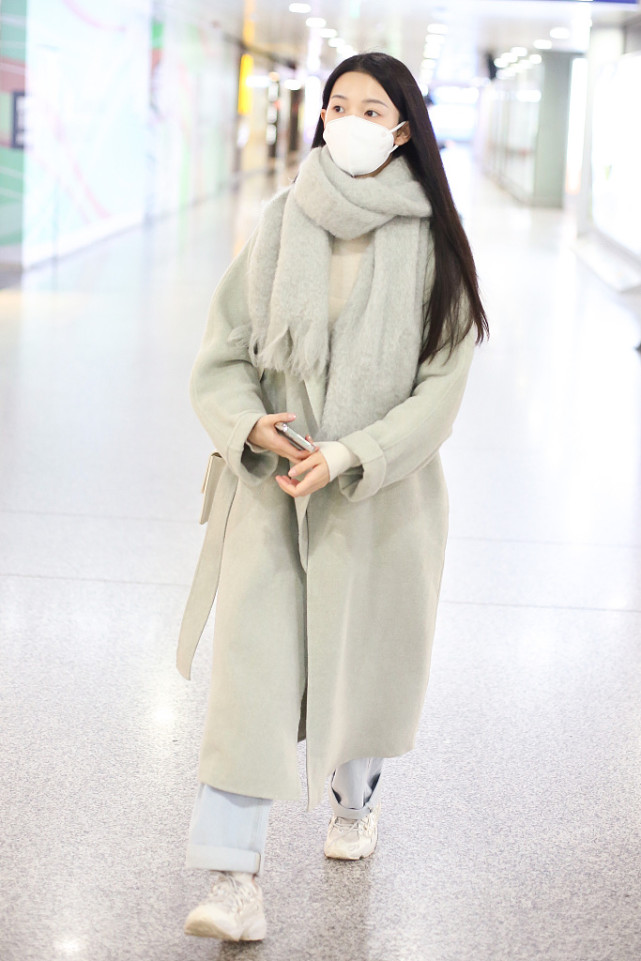 陈瑶长发披肩图片,陈瑶酷黑吊带长裙造型