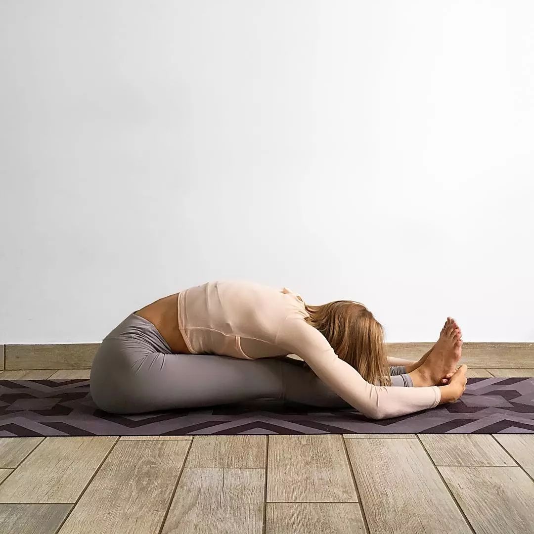 “姚大嘴”白色长裙显曼妙身姿,清新可人仙气飘飘