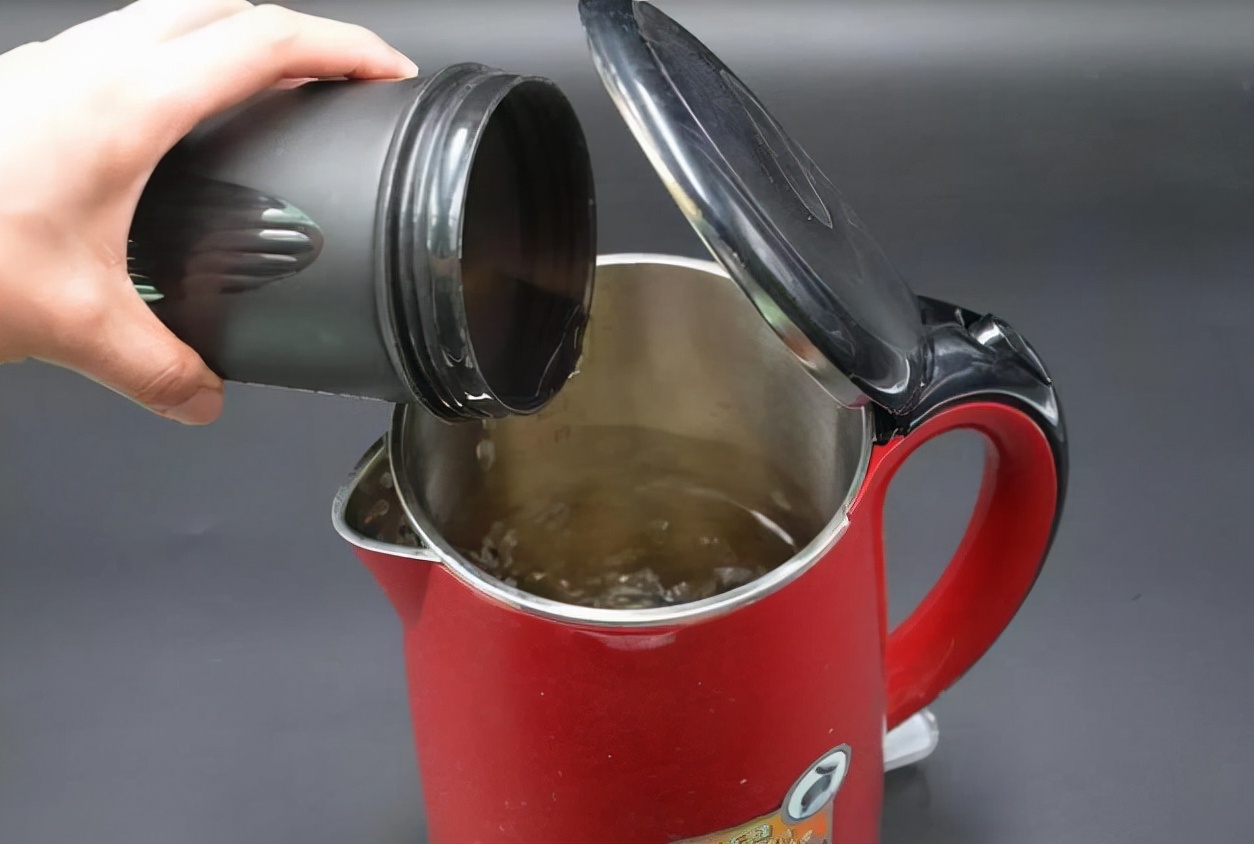 长期喝“电热水壶”烧的水，对身体有影响吗？医生：别不放心上