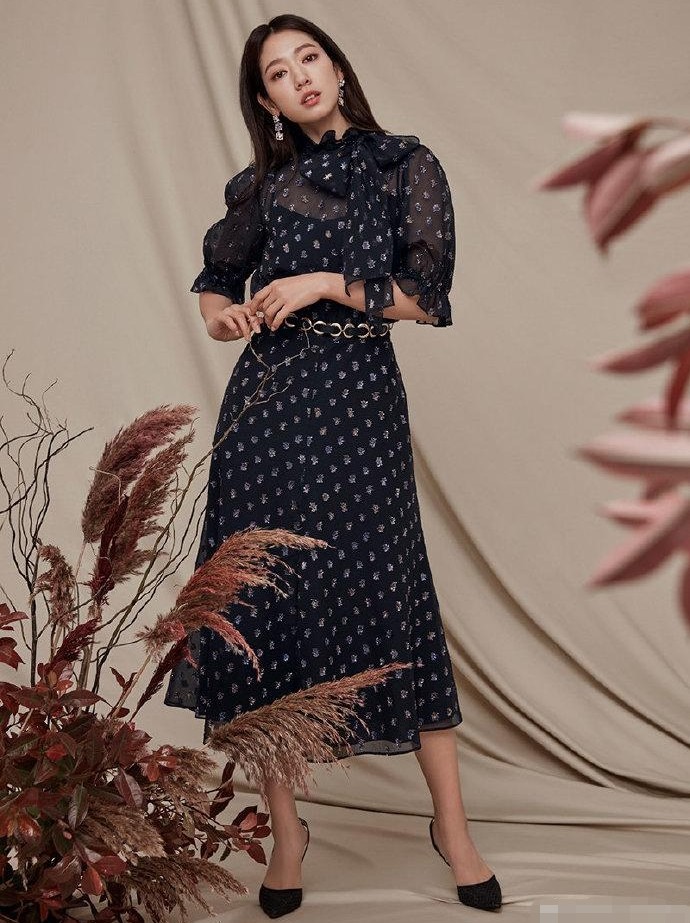 朴信惠韩范穿搭,朴信惠夏短发穿搭