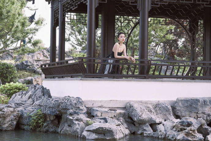 孙怡连衣裙穿搭,孙怡孙玫粉色毛绒连衣裙