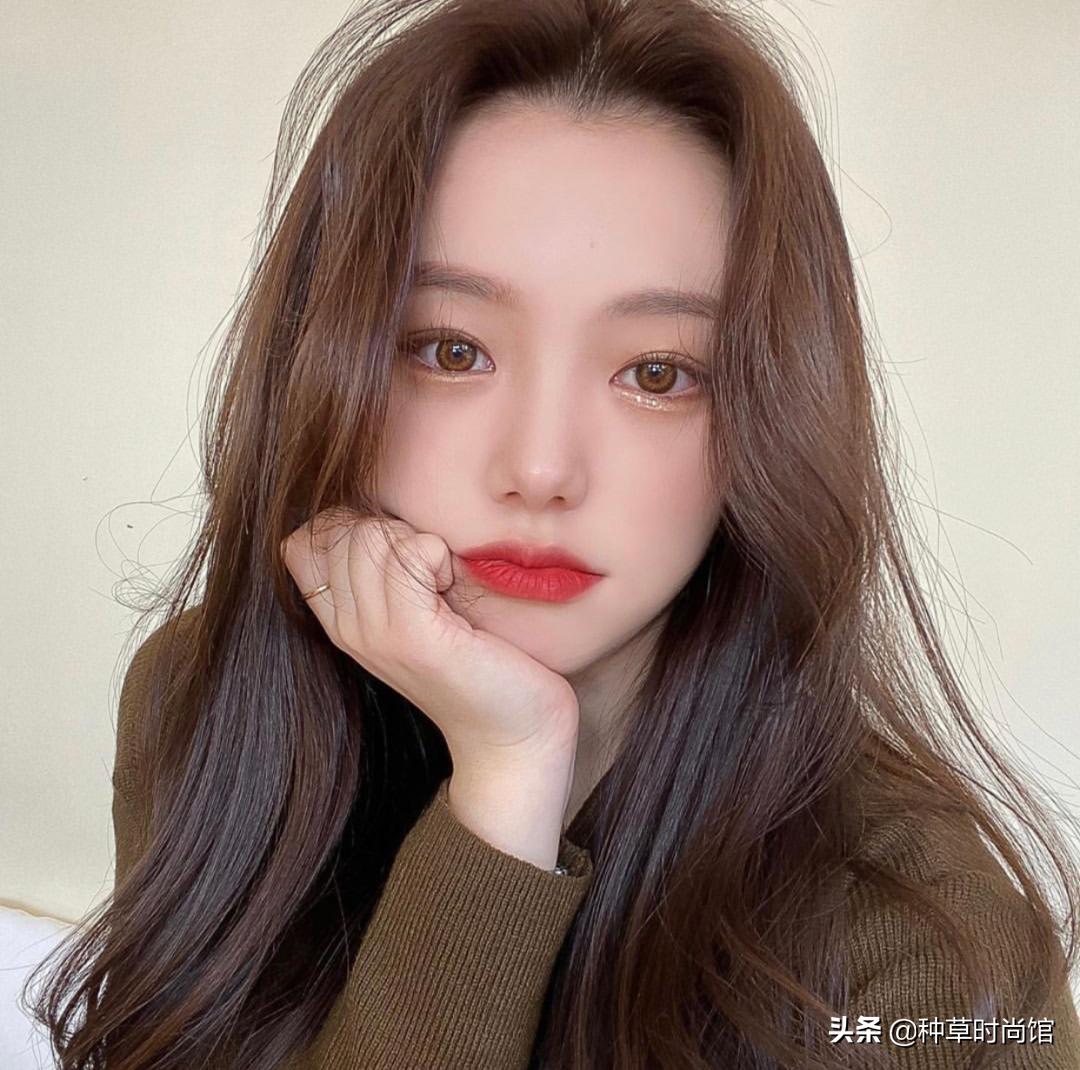 别再烫羊毛卷了！今夏“奶茶发”火了，超洋气