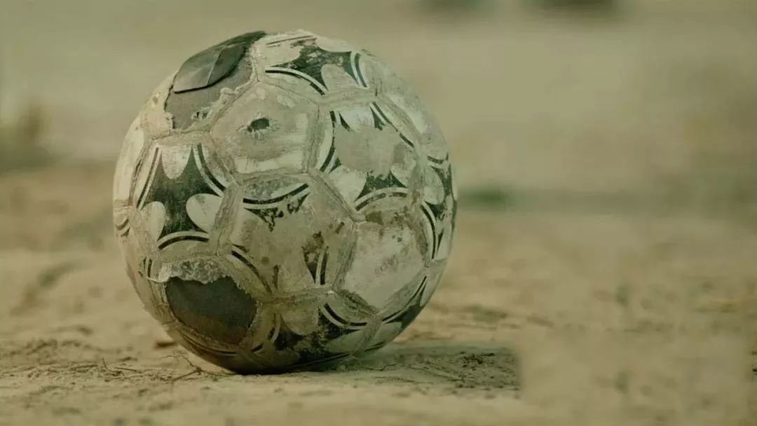 零关注，无评分，这部国产良心告诉你：没钱还谈球