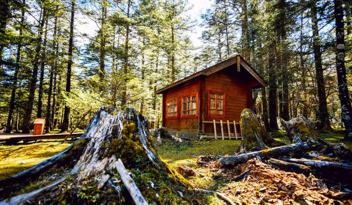 玉龙雪山日照金山的美,玉龙雪山日照金山美照