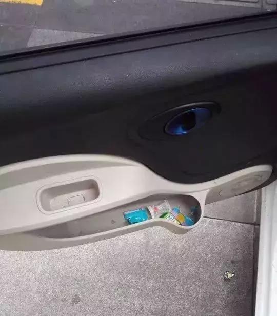 车内超级脏,车内容易脏