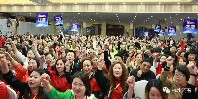 超百图再现2018年服装圈内那三十道靓丽风景……