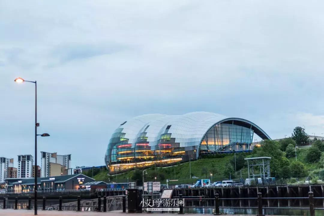 纽卡斯尔,店主为我弹奏了一把十万元的吉他