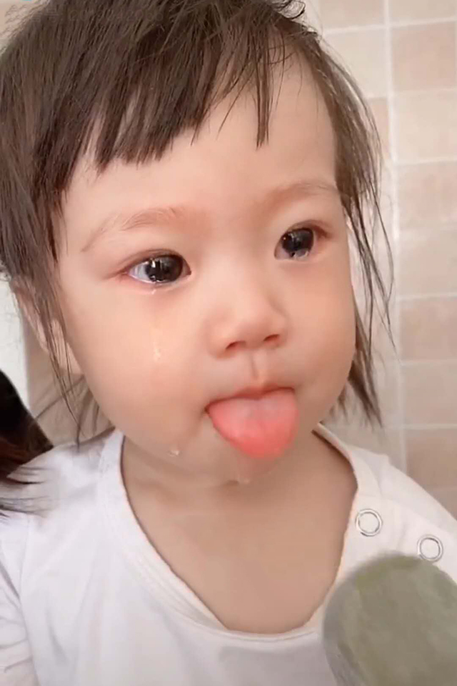 被蚊子叮眼睛的宝宝视频,萌娃被蚊子咬成大耳朵图图