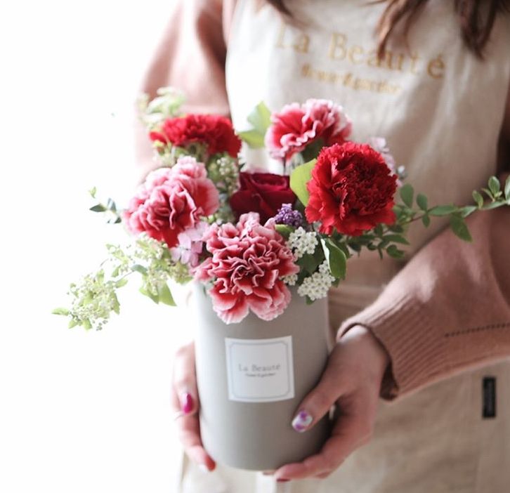 康乃馨插花教程母亲节花篮,母亲节一朵玫瑰四朵康乃馨插花