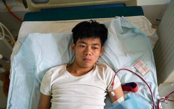 8年前,为了买苹果手机“卖肾”的高中生,现状如何?三级伤残