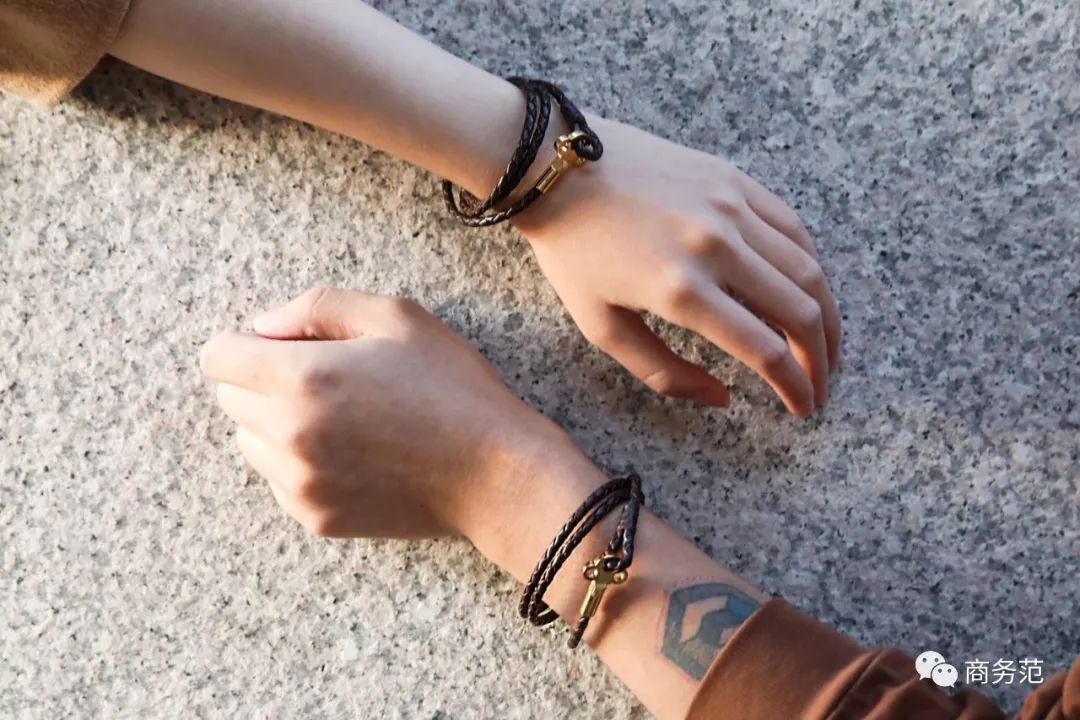 瑞典皇家配饰品牌,几百块戴出万元质感,金色手镯男女戴都好看