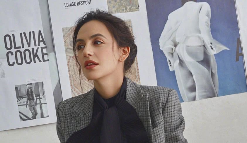 41岁“演技派”刘烨，曾3夺影帝娶小两岁娇妻，今一家四口惹人羡