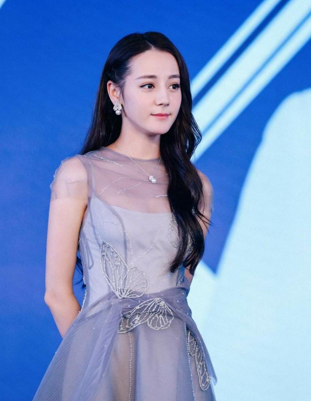 迪丽热巴珠宝深v礼服,迪丽热巴港风写真大秀身材