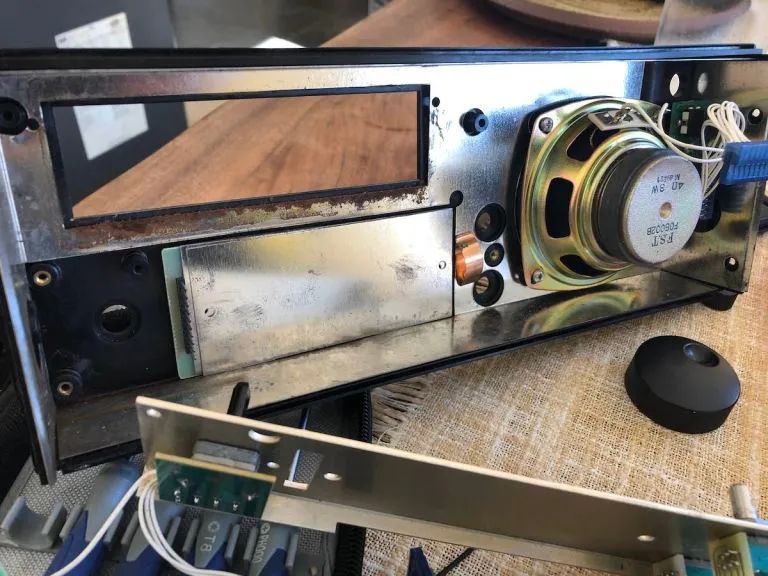 冲动购买被迫更换DrakeSW8台式收音机糟糕的按键面板