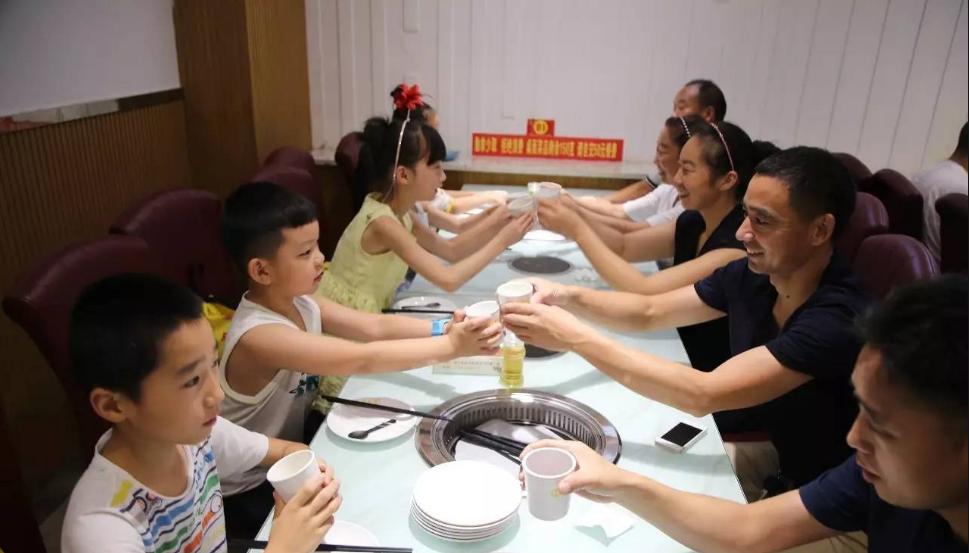 甯﹀瀛愬嚭鍘诲悆楗キ妗屼笂鐗规病鍑烘伅,楗涓婃暀鑲插皬瀛╂病鍑烘伅