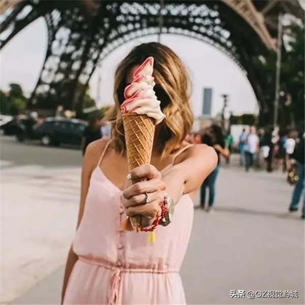 拍照时怎样克服不看镜头的尴尬感,解决拍照尴尬的技巧