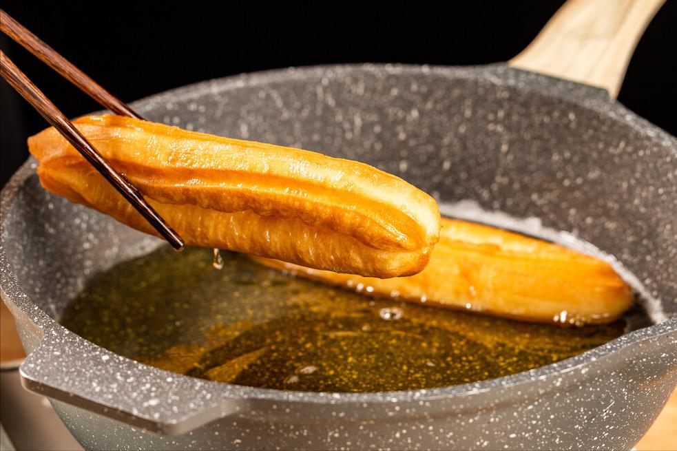 炸油条没有小苏打怎么做酥脆松软,小苏打泡打粉炸油条最佳配方