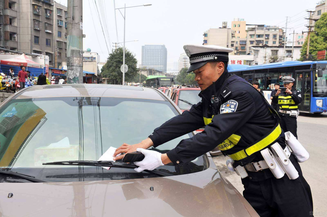 交警给车贴罚单怎么处理,车辆违章贴条怎么处理