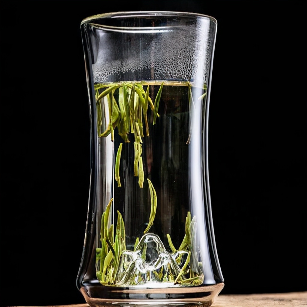 绿茶冲泡方法先放茶还是先倒水,泡绿茶时先放茶叶还是先放水