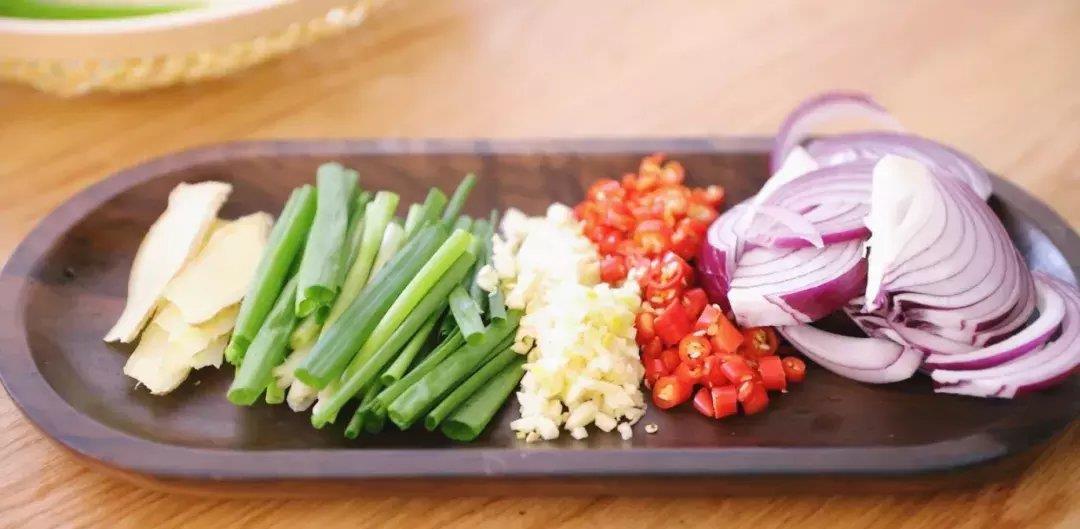 脸上痒起皮红肿怎么回事,脸上一块红红的像癣发干又痒起皮