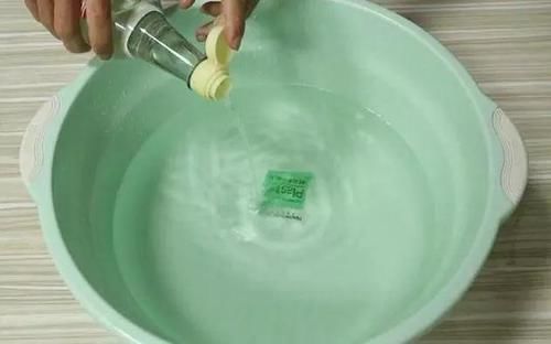 衣服发霉怎样才能去味,衣服发霉有污渍怎么才能洗掉