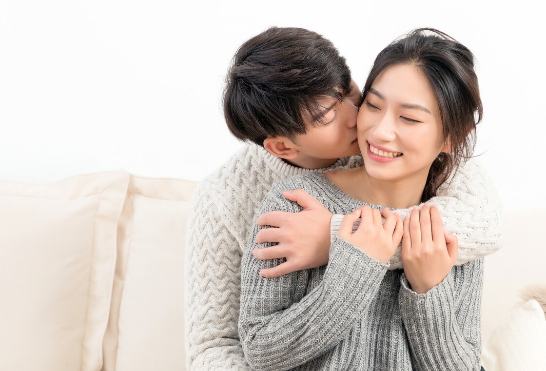 相亲男主动吻女的,相亲男突然接吻