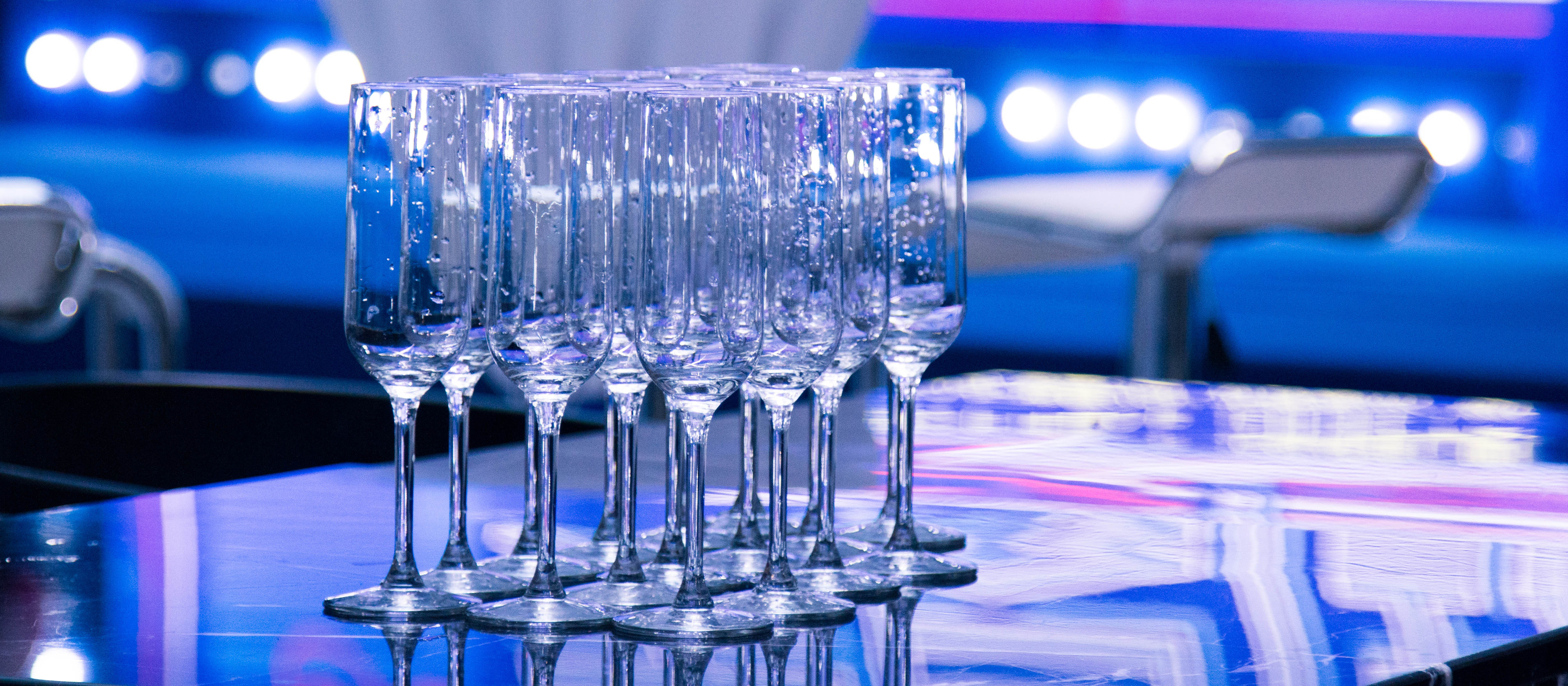 打工女孩沉迷夜店每晚必点“万元套”，最终……｜今晚九点半