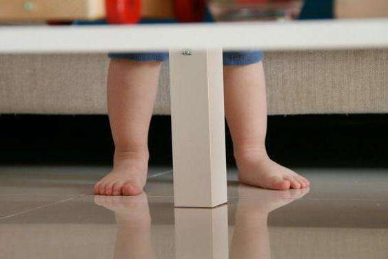 冬天给娃光脚行不行？奶奶反对、妈妈坚持，医生的答案让婆媳和解