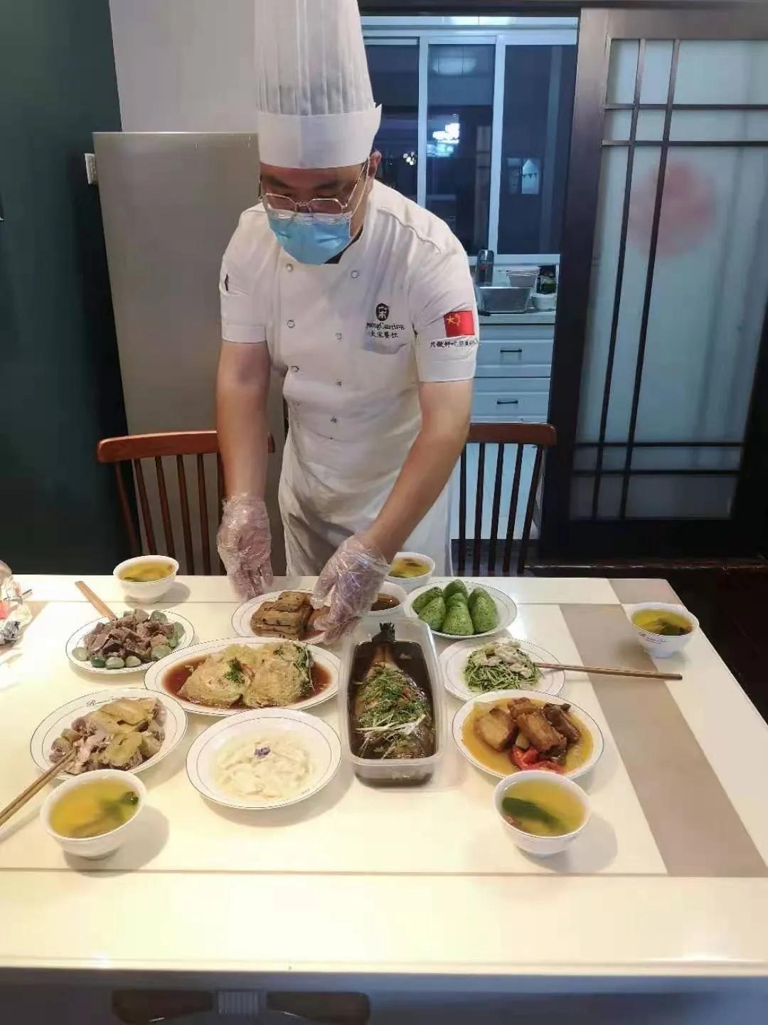 河南餐饮自救：老板娘直播测评吸引客户外卖小哥带晾衣撑送餐