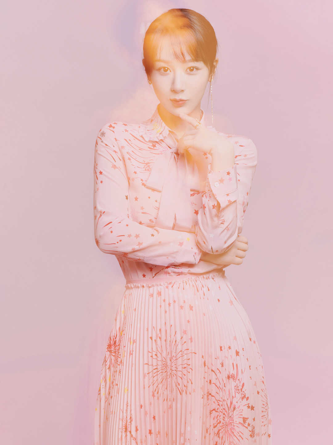 杨紫机场造型又翻车，简单穿黑T恤配紧身牛仔裤，显胖怕有10斤