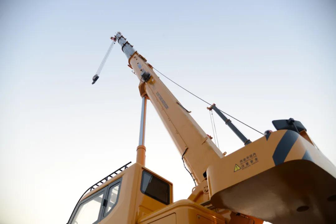 徐工吊车最大吨位80000吨多少钱,小吨位吊车哪个好