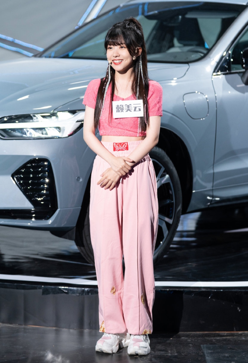 赖美云腿细的视频,赖美云穿露脐衣