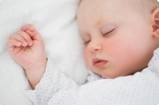 宝宝爱哭不爱笑是怎么回事,怎么培养宝宝睡觉醒来不哭
