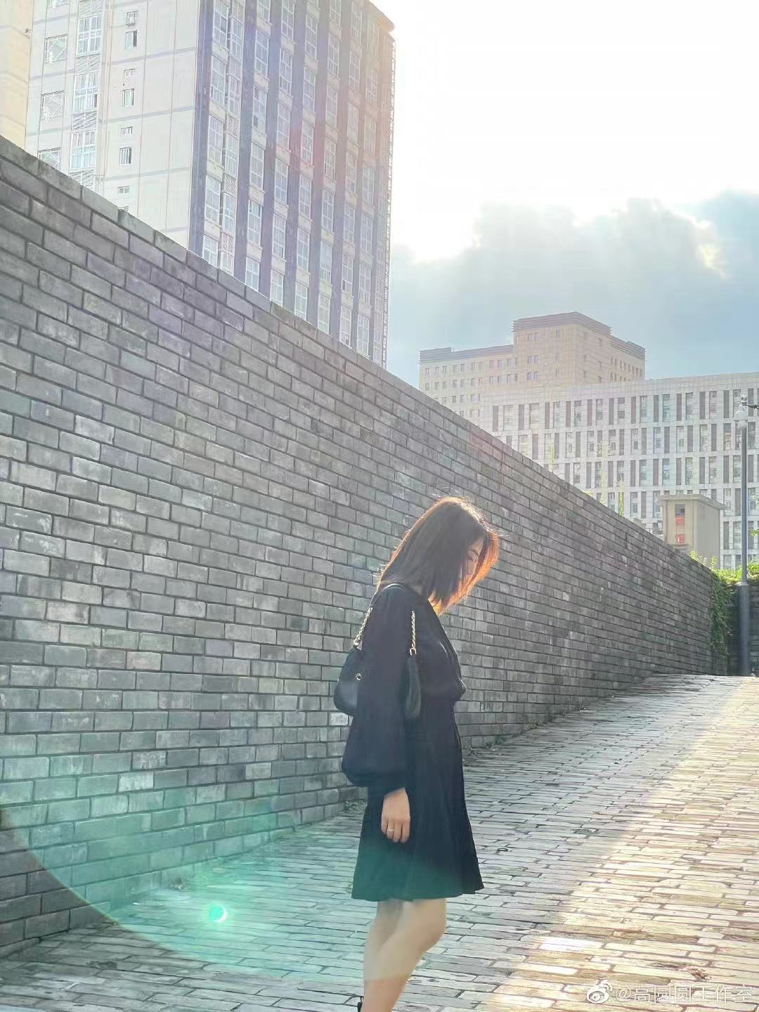 41岁高圆圆穿清纯白裙气质好,高圆圆现身街头穿白裙露香肩