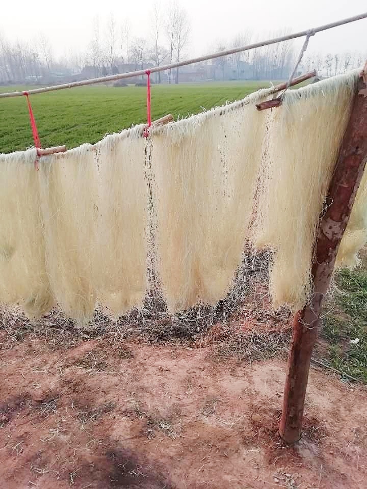 漏瓢式手工粉条视频,传统手艺制作粉条你见过吗