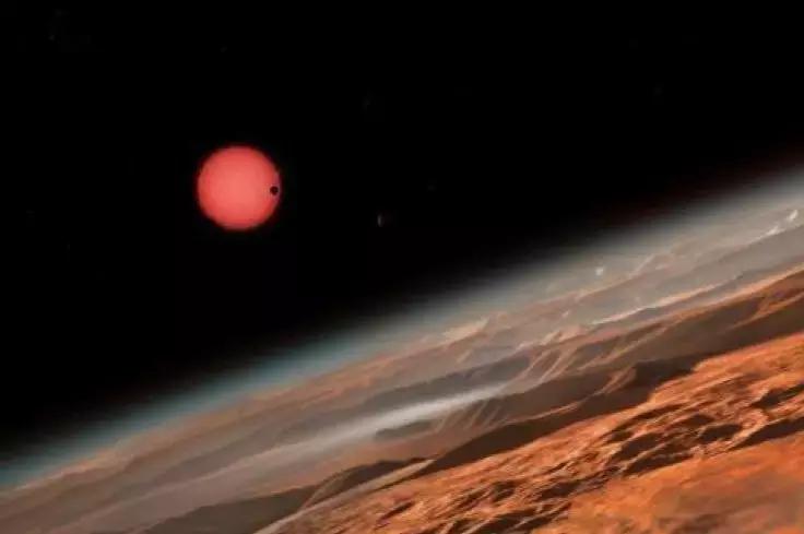 【三分钟法治新闻全知道】刑警押送嫌疑人“回家”，路上一起看大阅兵