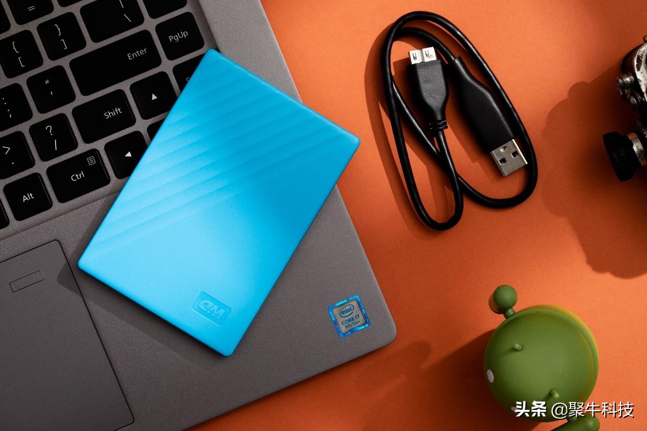 小巧的随身携带的固态硬盘,小巧方便携带的硬盘