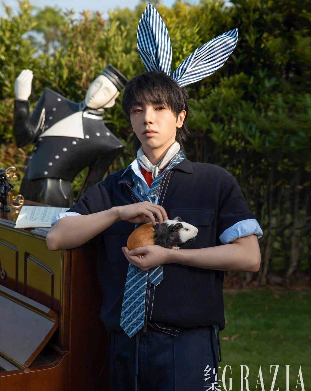 华晨宇头戴兔耳朵发箍 (华晨宇戴墨镜)