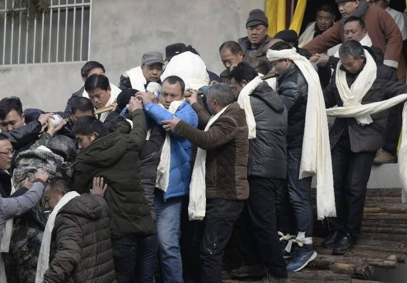 农村葬礼习俗多，起棺之前由至亲摔盆，越碎越好，没摔碎可咋办？