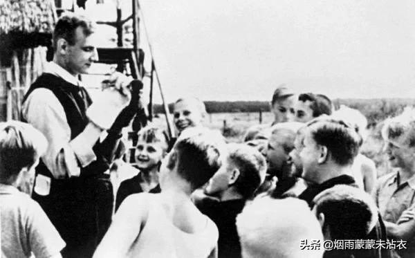 他是一位反纳粹的*党**卫队军官，第一个揭露集中营*杀屠**真相的格斯坦