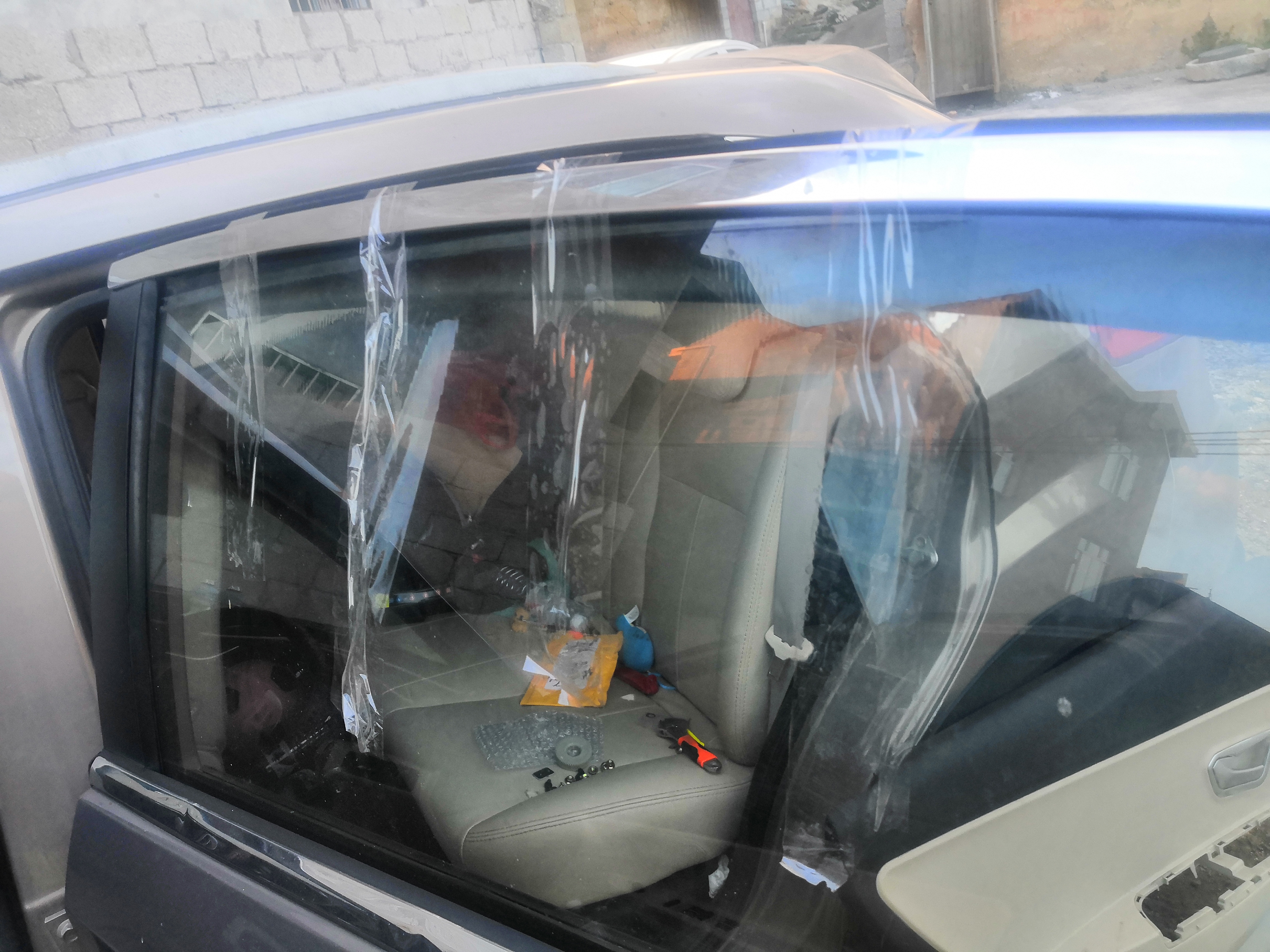 车窗下降有异响升窗没问题,车窗升到顶部吱吱响