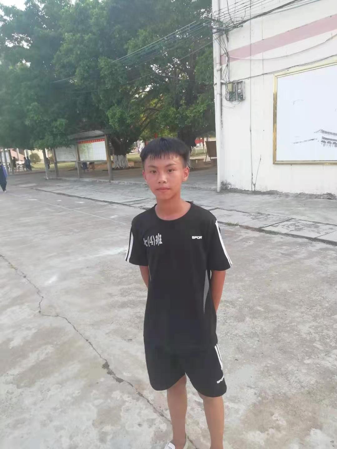 雷州企水足球赛七（6）班吴佳鹏两“进宫”3:2胜七（4）班