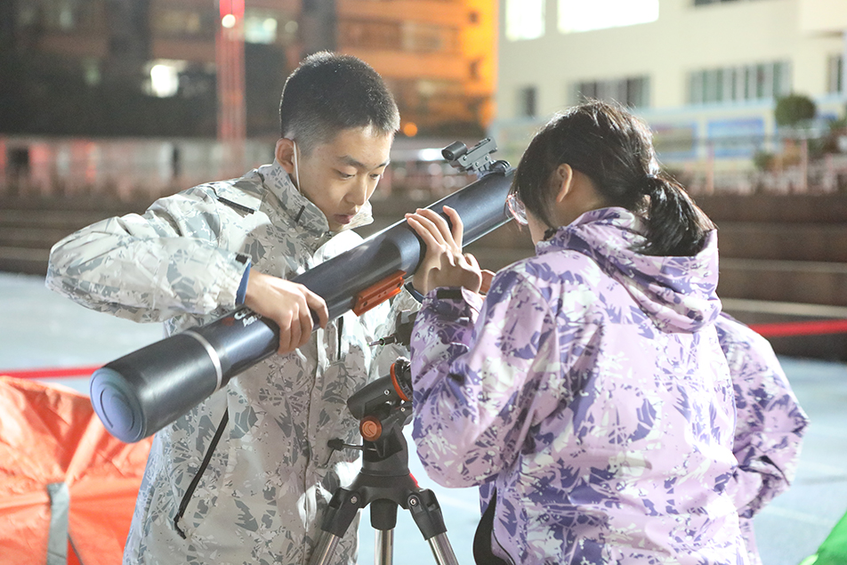 兵团第二中学：中秋月圆夜过出科技范