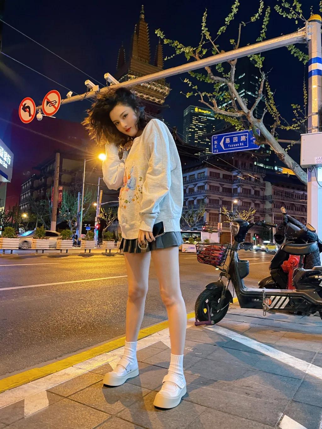 超减龄穿搭法则被杨超越狠狠拿捏,杨超越水手服穿搭