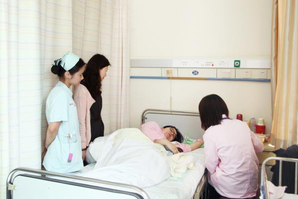 邻居抱宝宝上门讨奶,邻居抱娃借奶怎么办