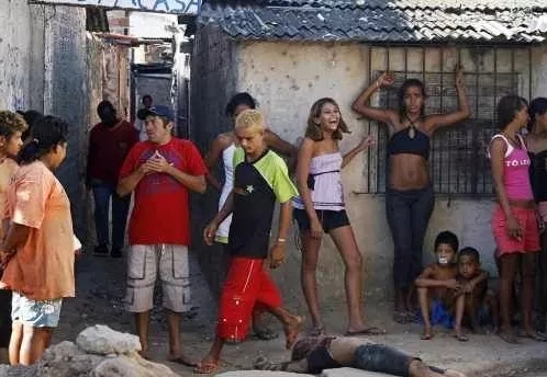 巴西黑帮称强制封城,巴西黑帮封城画面