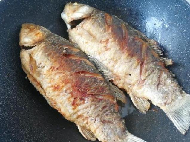 煎鱼总粘锅，别再怨锅了，大厨教你3个技巧，不粘锅不破皮，管用