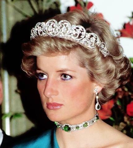 作为地位最崇高的彩色宝石,百万分之一的获得率,赋予了它的高贵